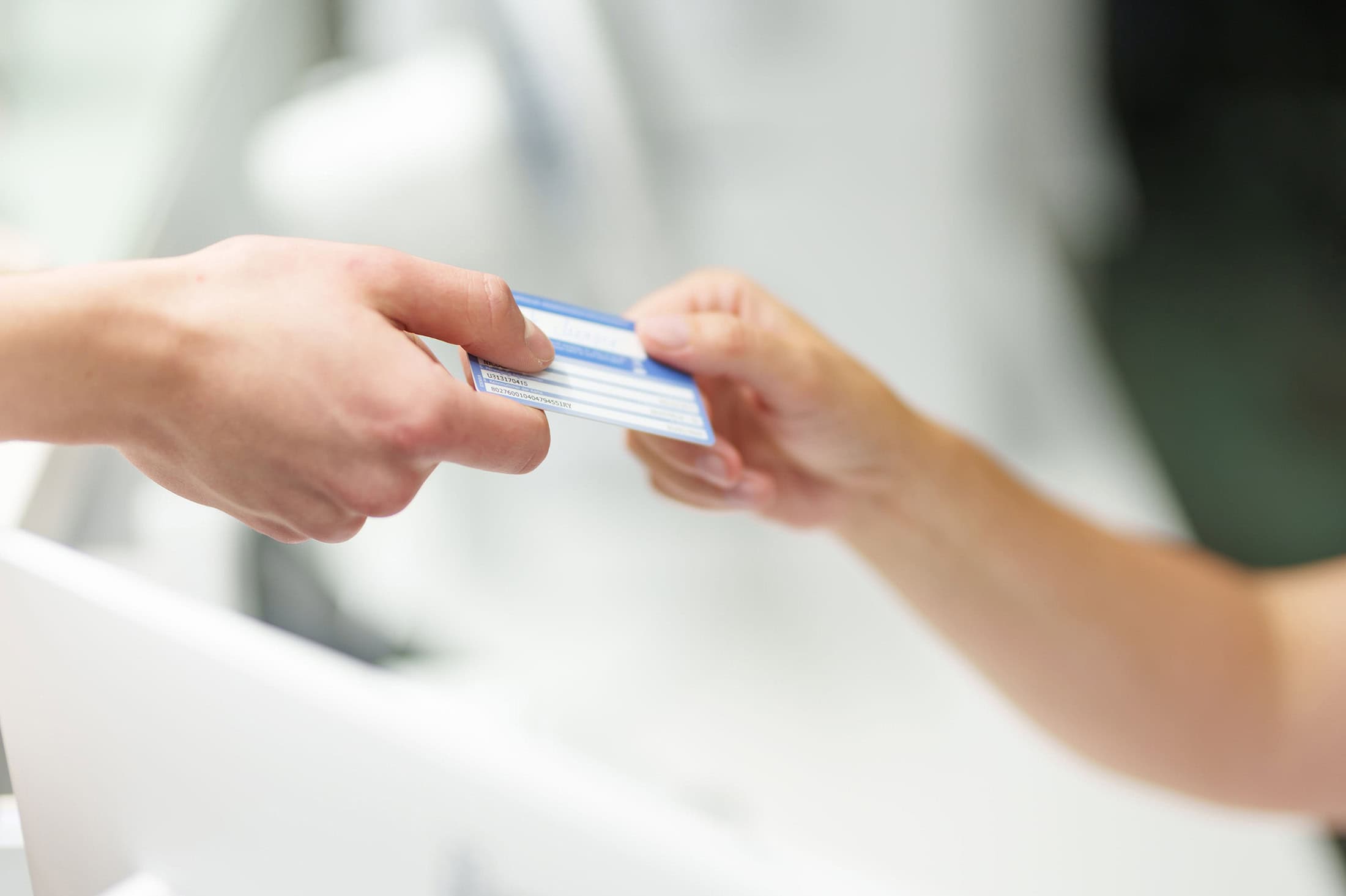 Übergabe der Versichertenkarte am Praxisempfang